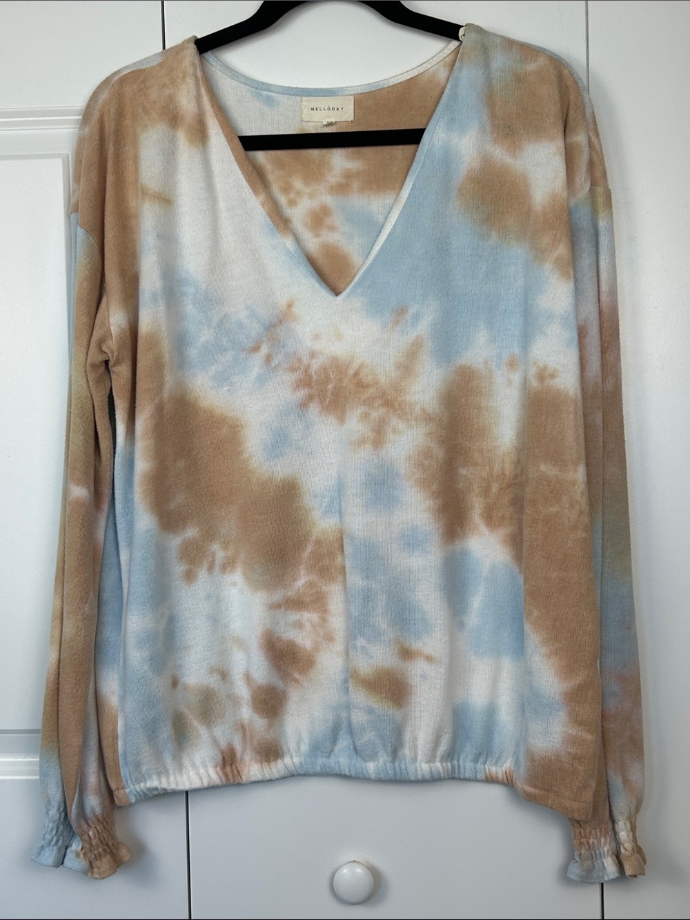 MELLODAY Tie-Dye V-Neck Sweater in Blue & Tan